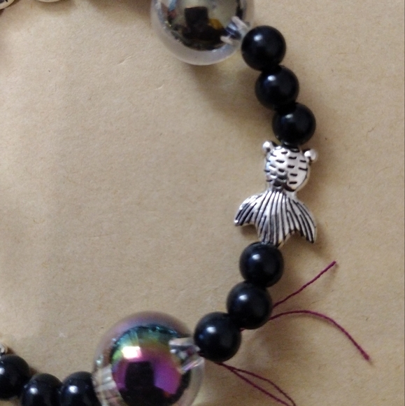 Artemis's Gems custom-made beaded bracelet with metal fish and bubble beads - Picture 2 of 3